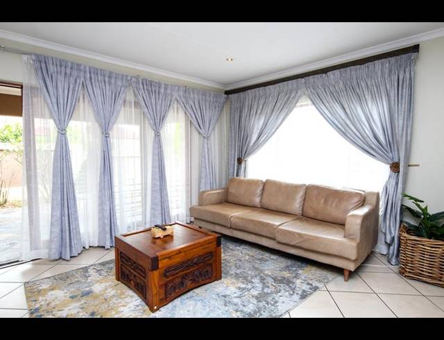 3 BEDROOM TOWNHOUSE FOR SALE IN THATCHFIELD